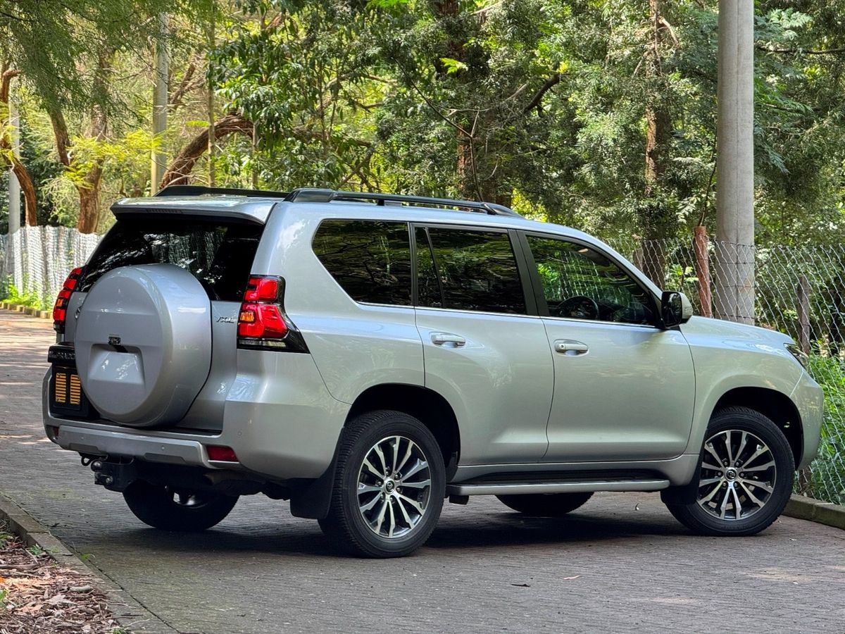 Explore Kenya by car